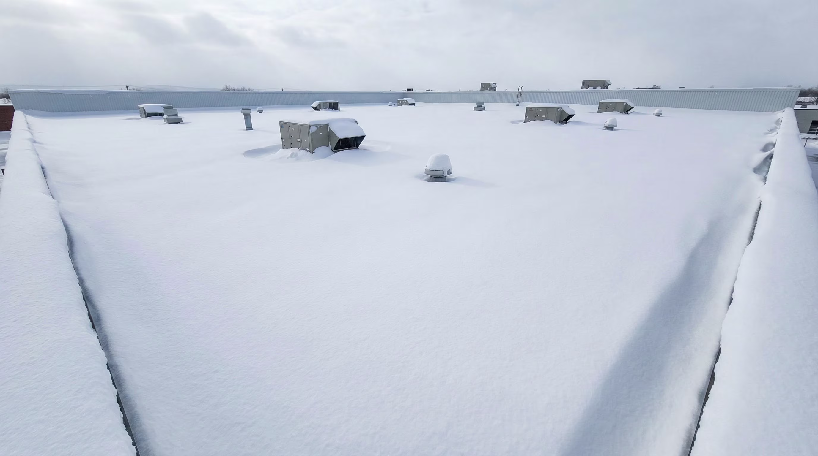 Déneigement élégant de toit résidentiel